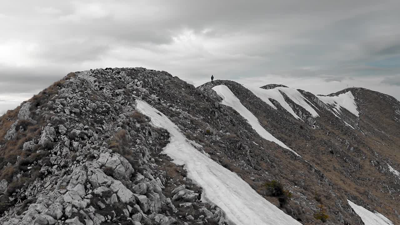 在雪山上的高加索游客视频下载