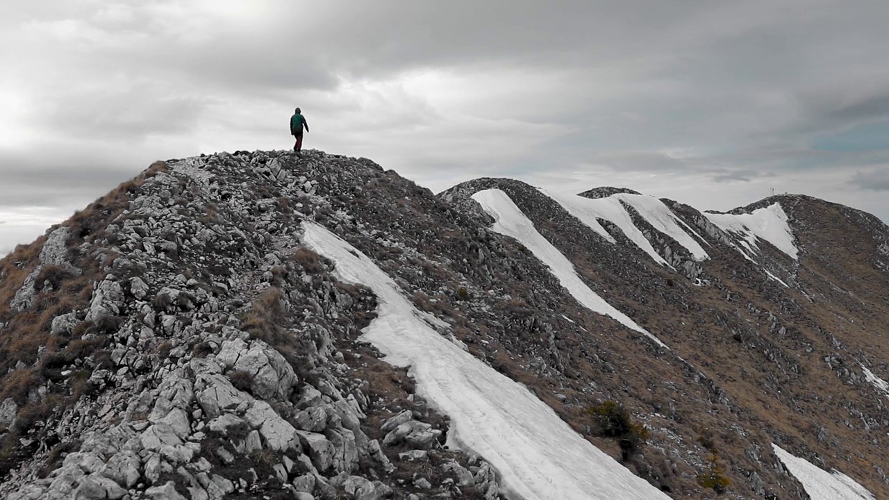 一个游客在雪山里的美丽照片视频下载