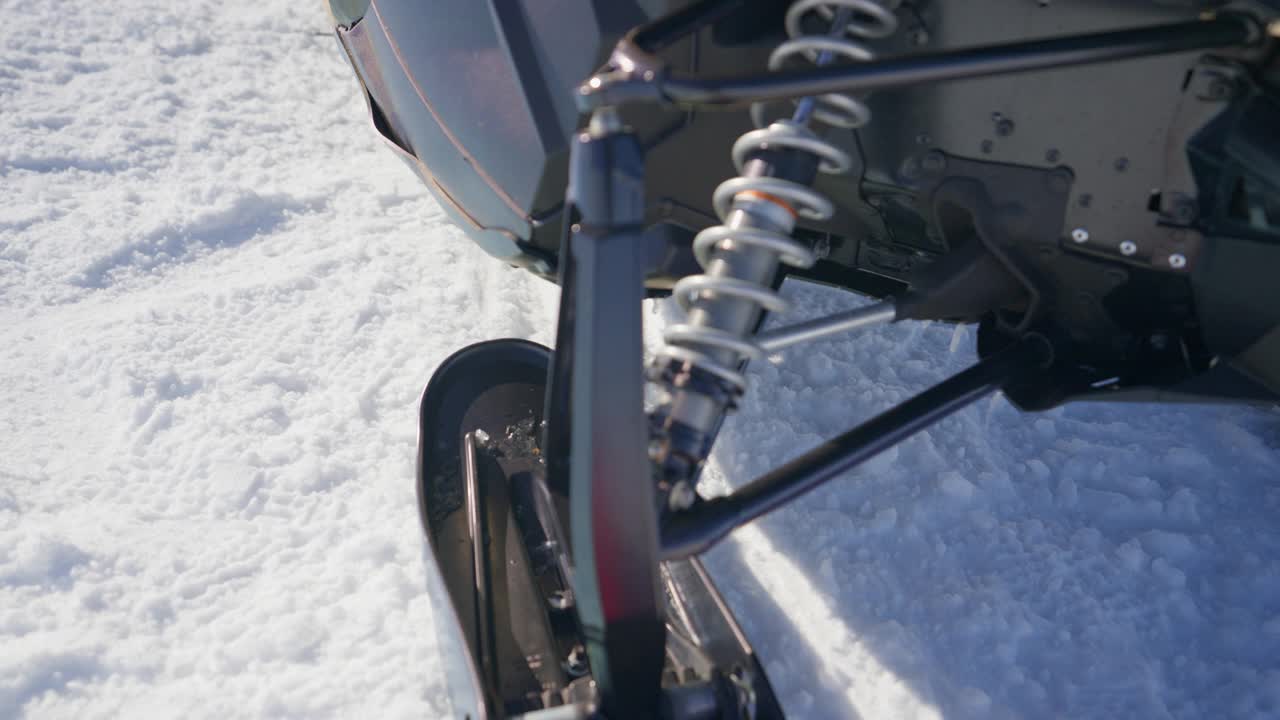 在北极的雪地摩托上滑雪的特写视频下载