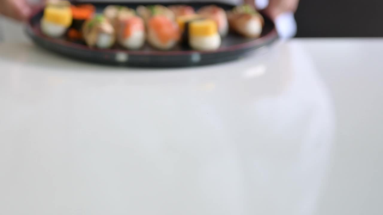 近距离拍摄厨师在厨房里做寿司视频素材