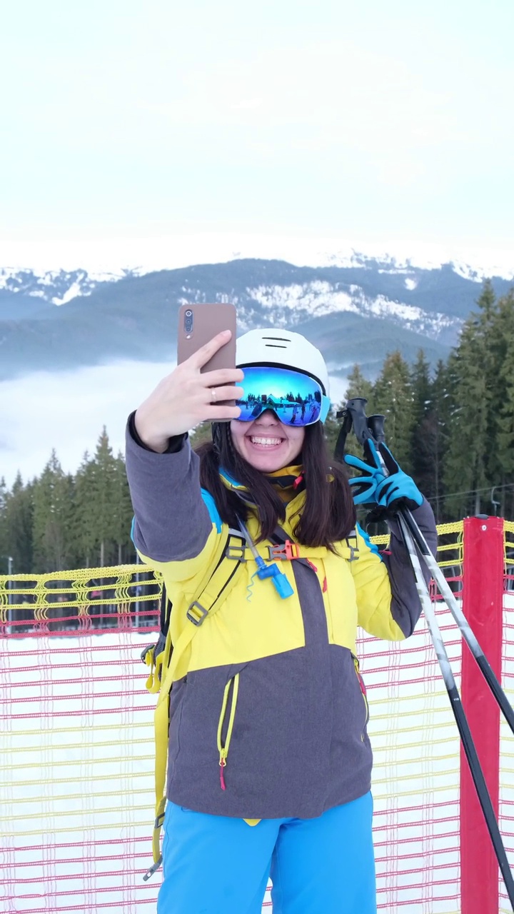 女滑雪者在滑雪场自拍视频下载