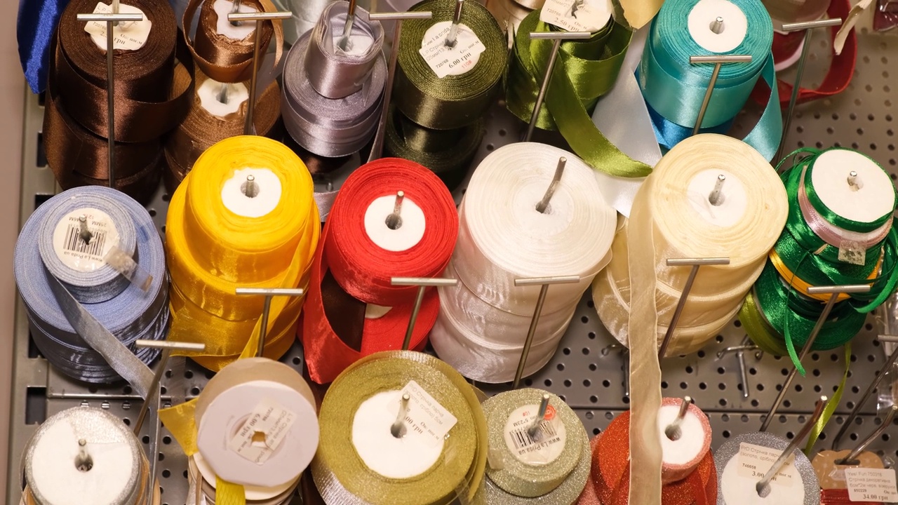 缝纫店里的彩色线。剪裁的概念。视频下载