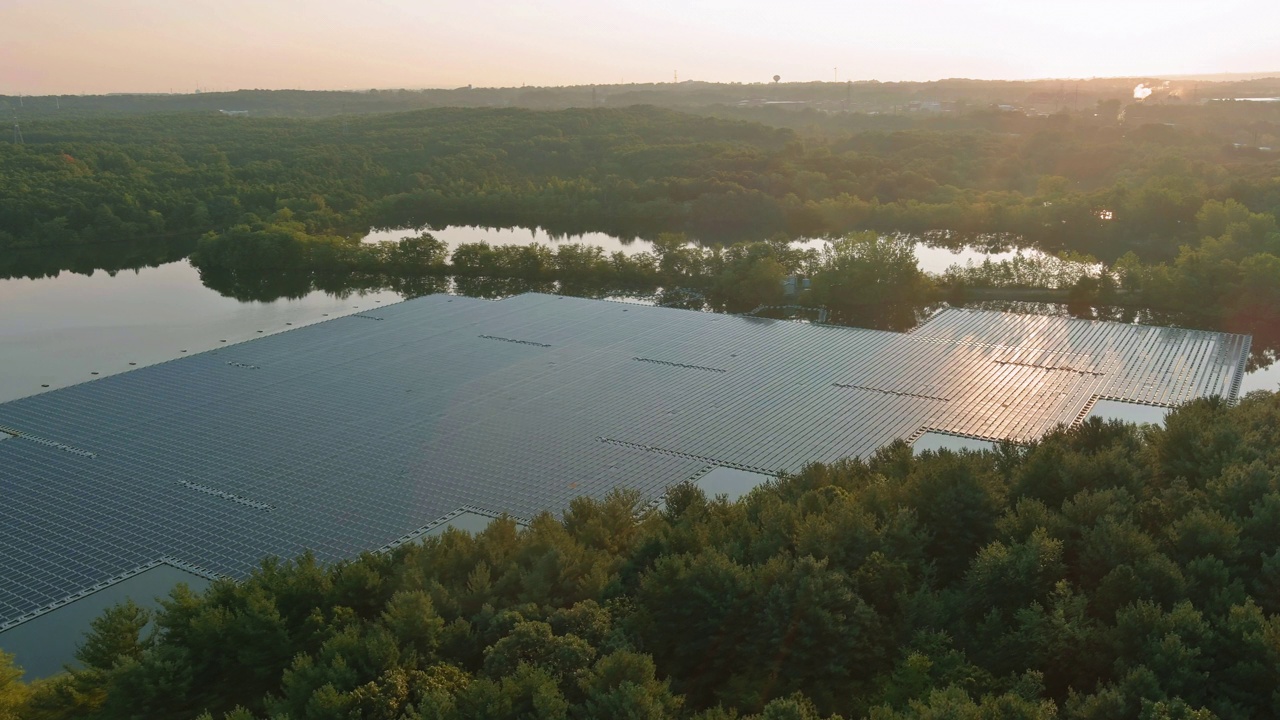 漂浮在湖面上的太阳能电池板电池平台系统公园农场是一种清洁的可再生能源视频素材