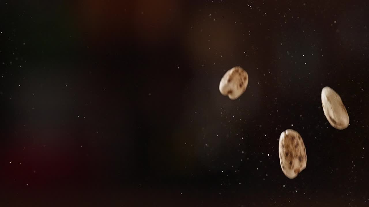 大麦豆落在黑暗背景上的慢镜头视频素材