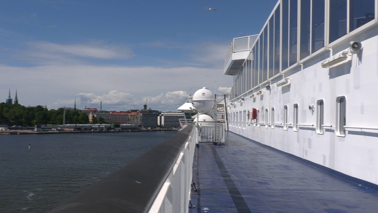 从游轮上拍摄的赫尔辛基城市景观。视频素材
