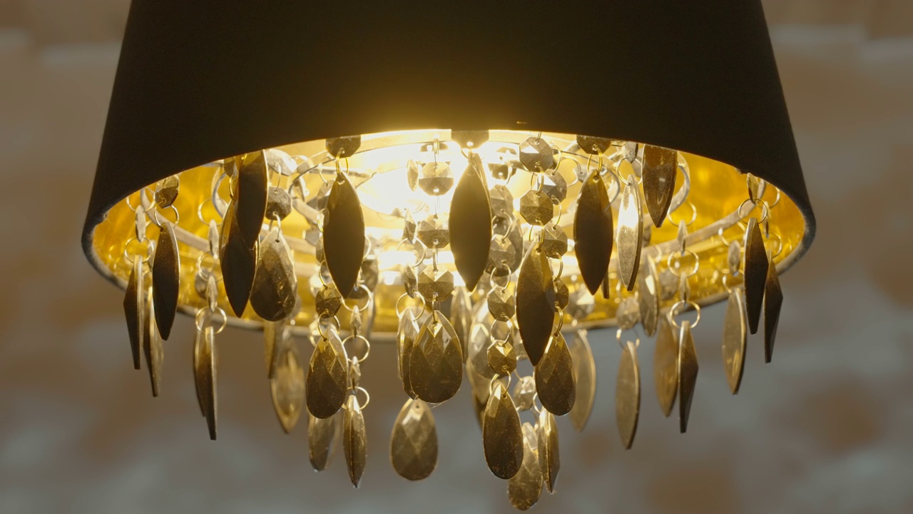 爱沙尼亚家中天花板上的吊灯视频下载