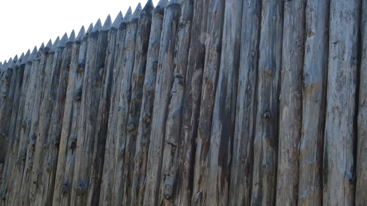 用原木做成的木栅栏。原木木栅栏。长而尖的木桩视频素材