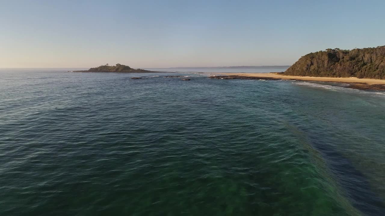 在澳大利亚，清晨飞越海岸，海岬和白色沙滩，海浪冲到海滩和岩石上视频素材