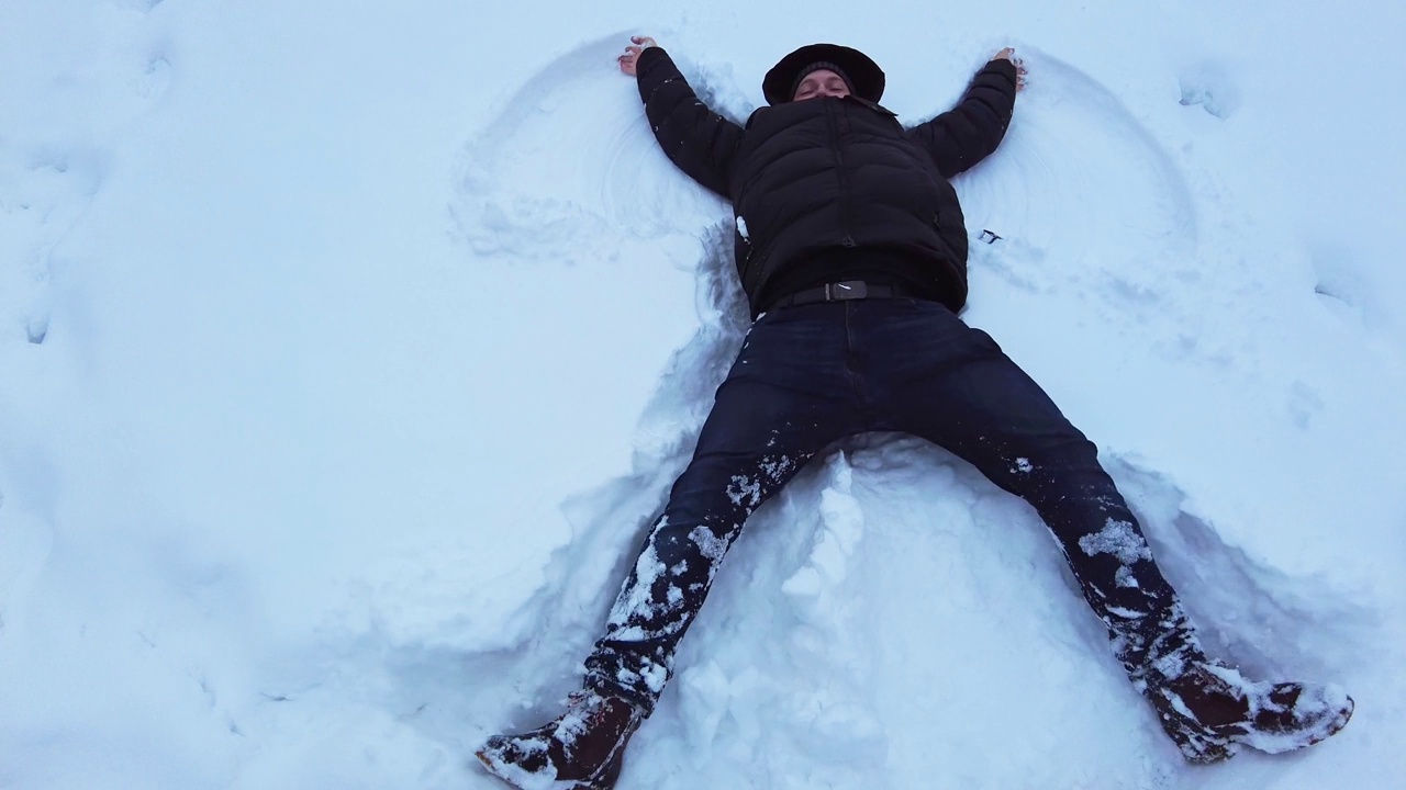 一个人躺在雪地上做一只蝴蝶视频下载