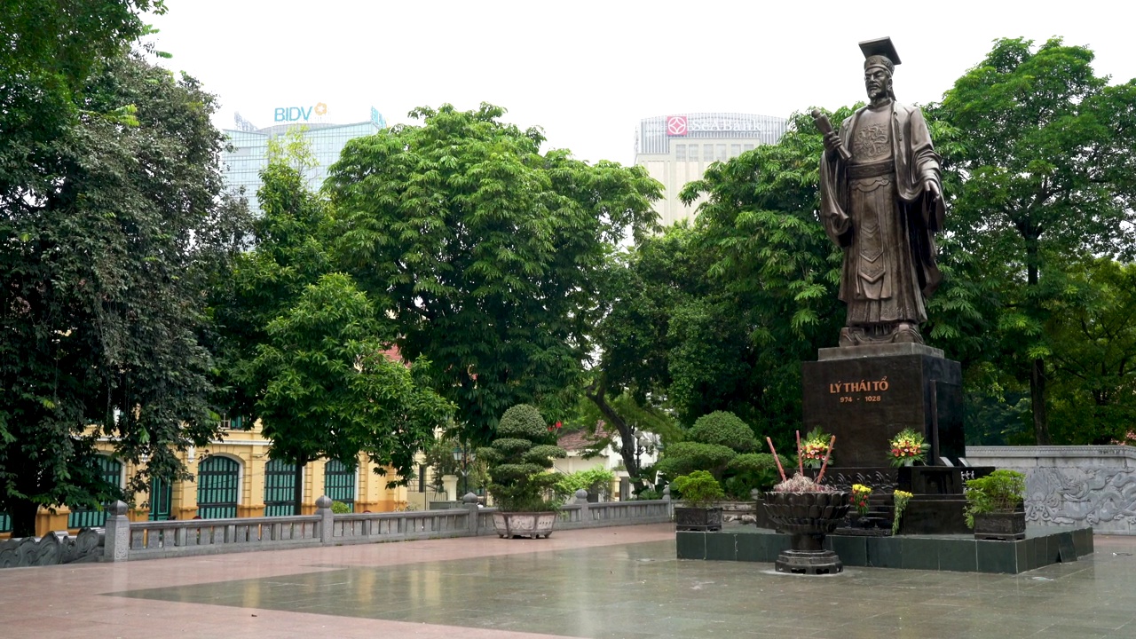 越南河内的国王李泰雕像视频下载