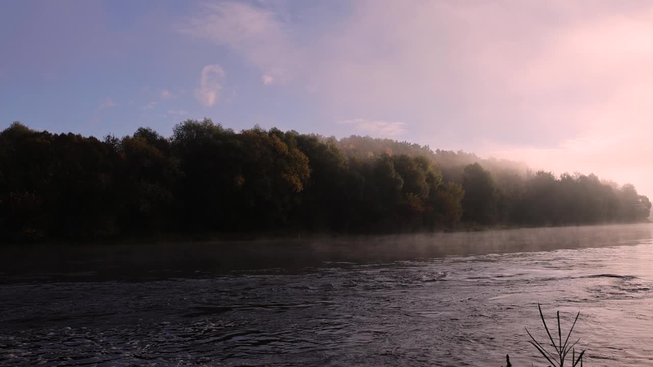 在一个阳光明媚的秋日早晨，湖面上的雾视频素材