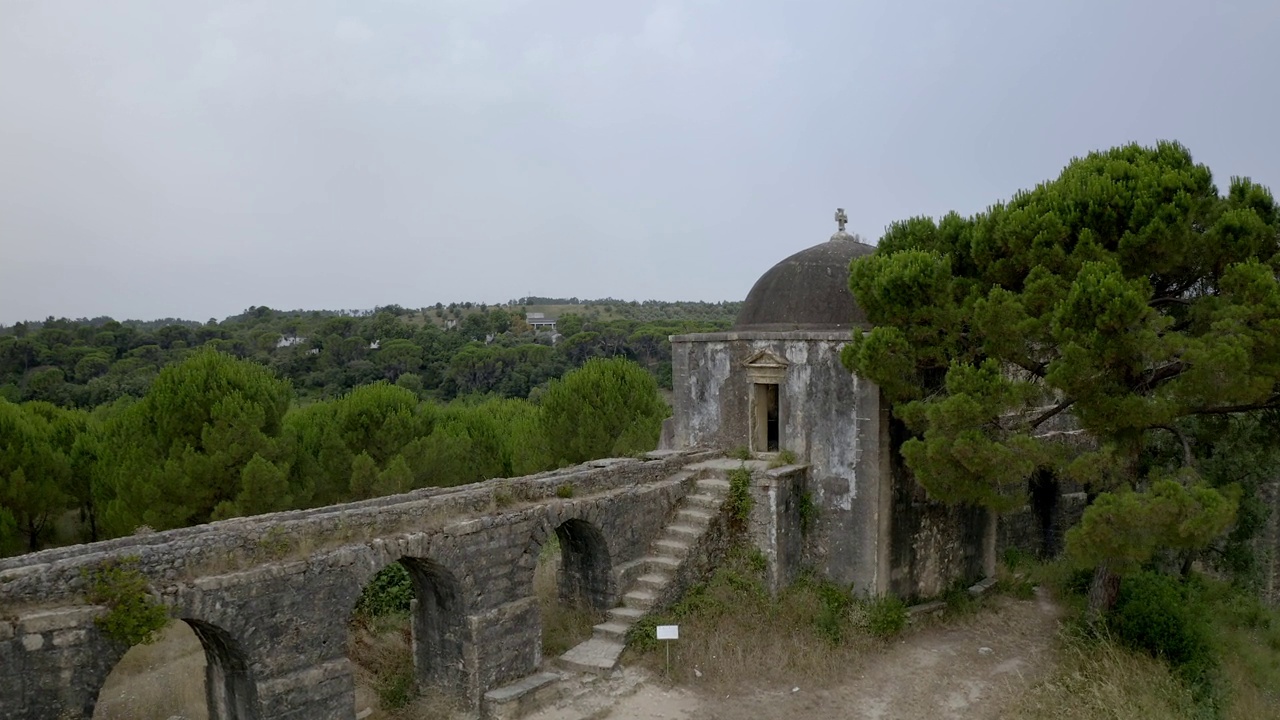 葡萄牙佩戈斯基督修道院的托马尔渡槽无人机鸟瞰图视频素材