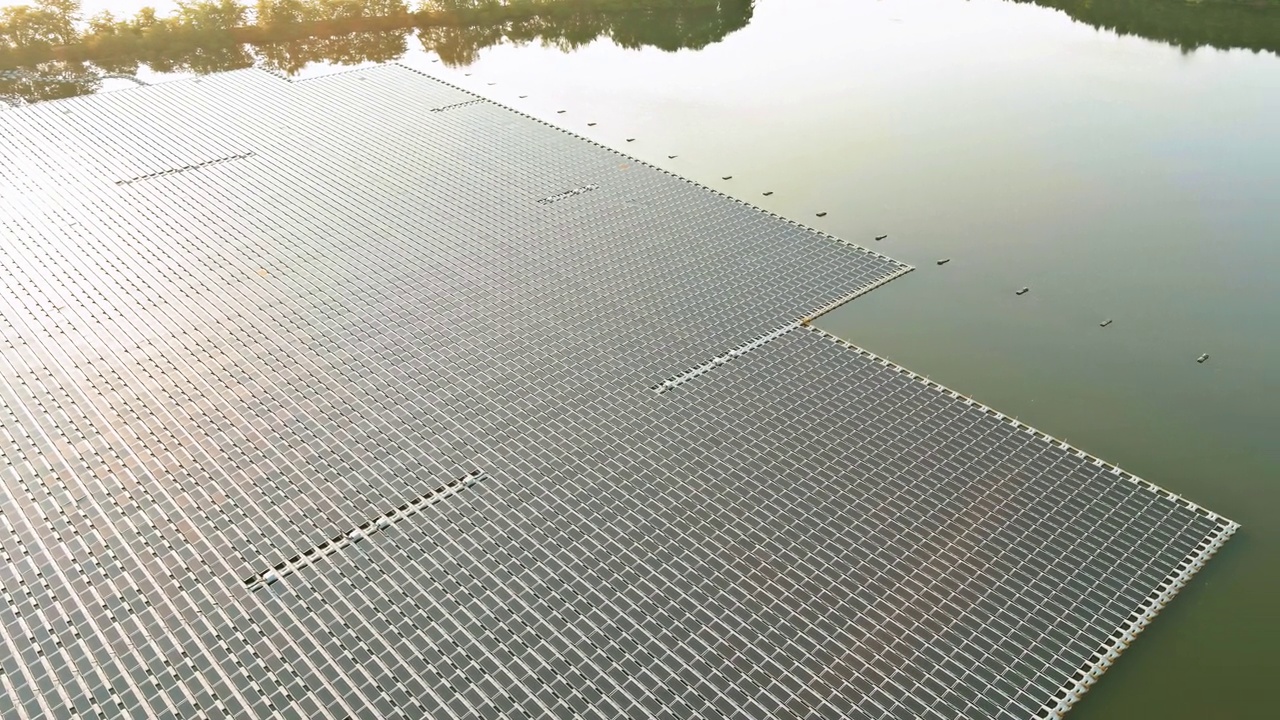 由浮动太阳能电池板产生的清洁可再生电力。面板平台系统用于一个湖泊系统上的公园农场视频素材