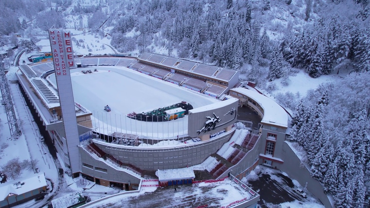 Medeo冬季滑冰场在山上视频下载