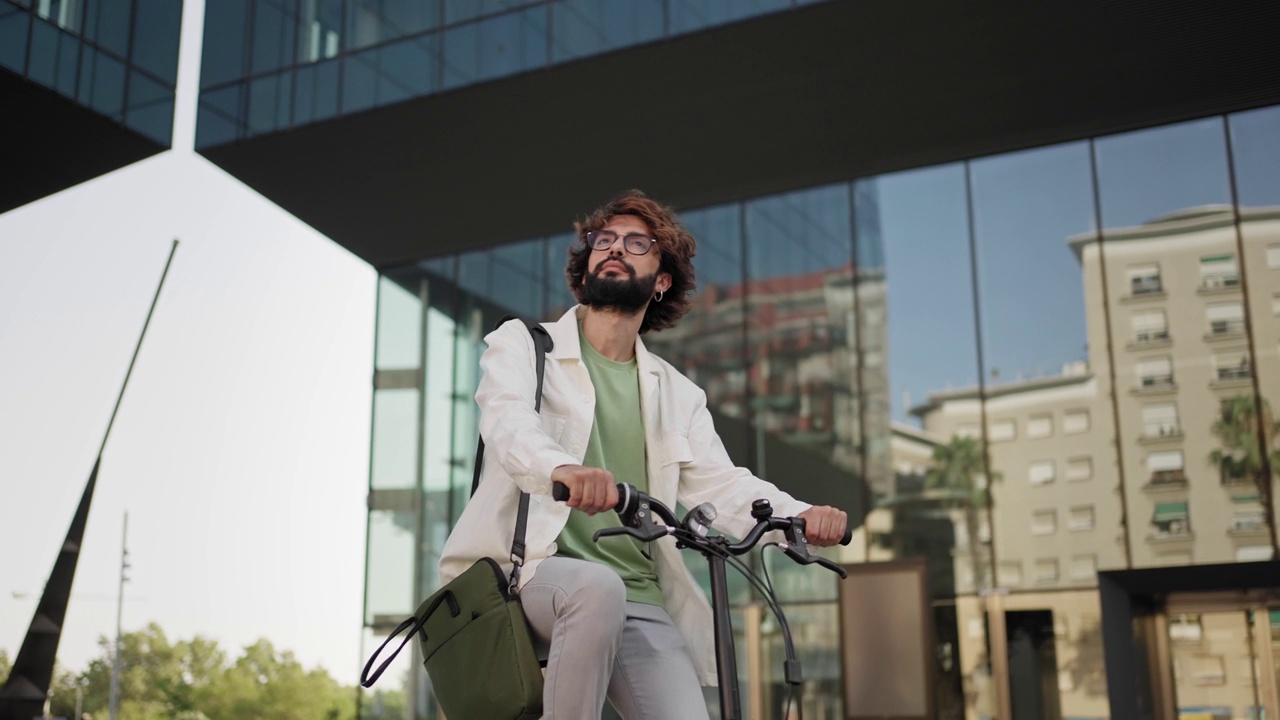 年轻的职业企业家骑着自行车在办公区上班视频下载