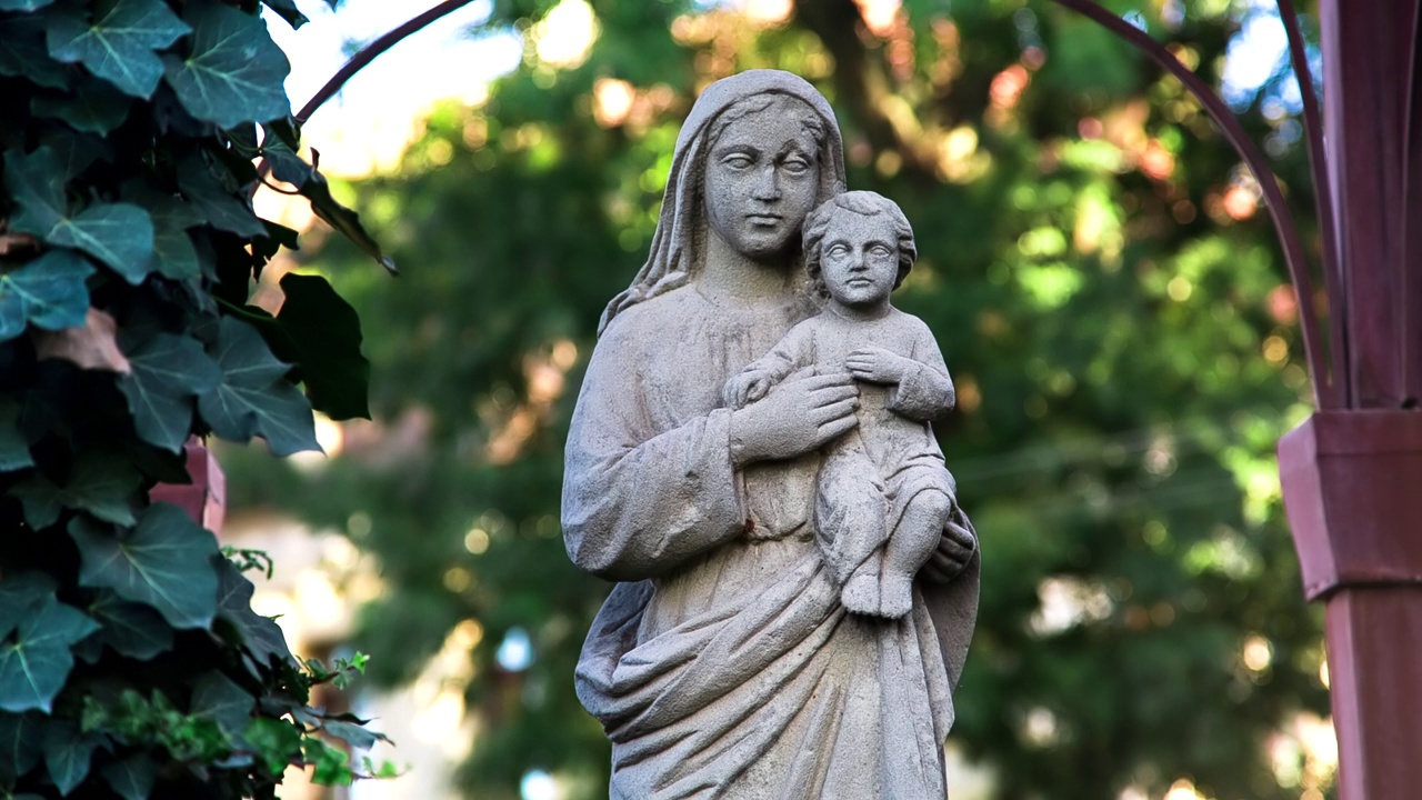 圣母玛利亚。圣母玛利亚和圣婴雕塑视频素材