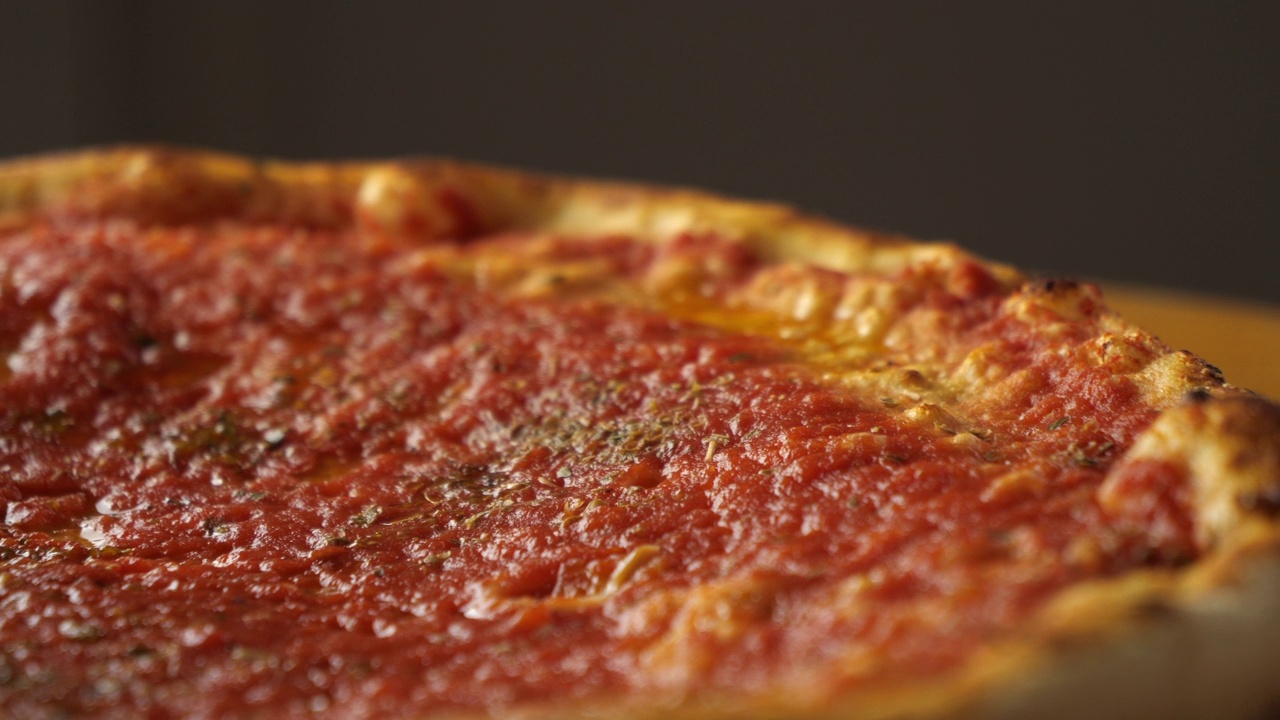 意大利披萨与番茄和牛至，玛丽娜披萨，慢旋转视频与复制空间视频下载