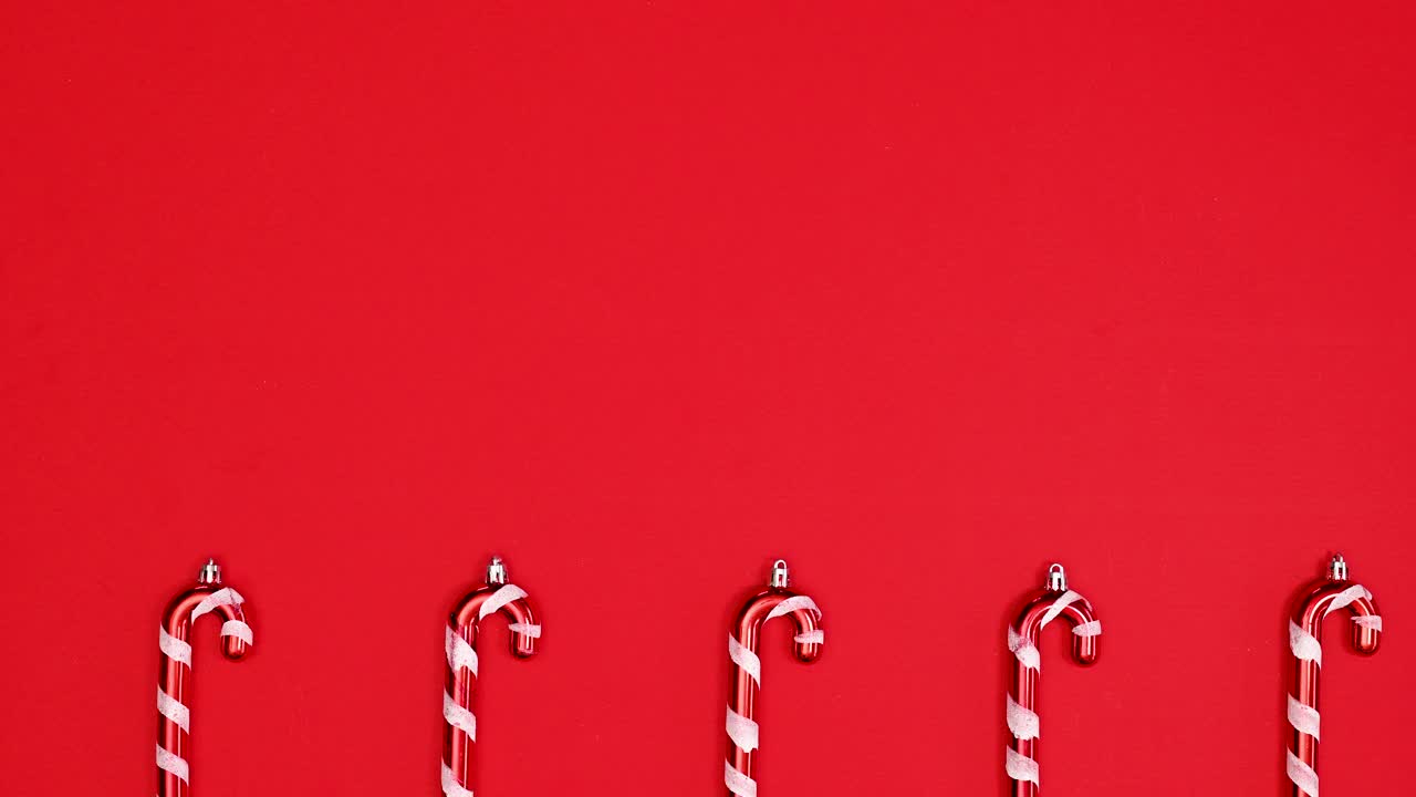 圣诞拐杖糖移动底部的红色背景与复制空间。平的。停止运动视频下载