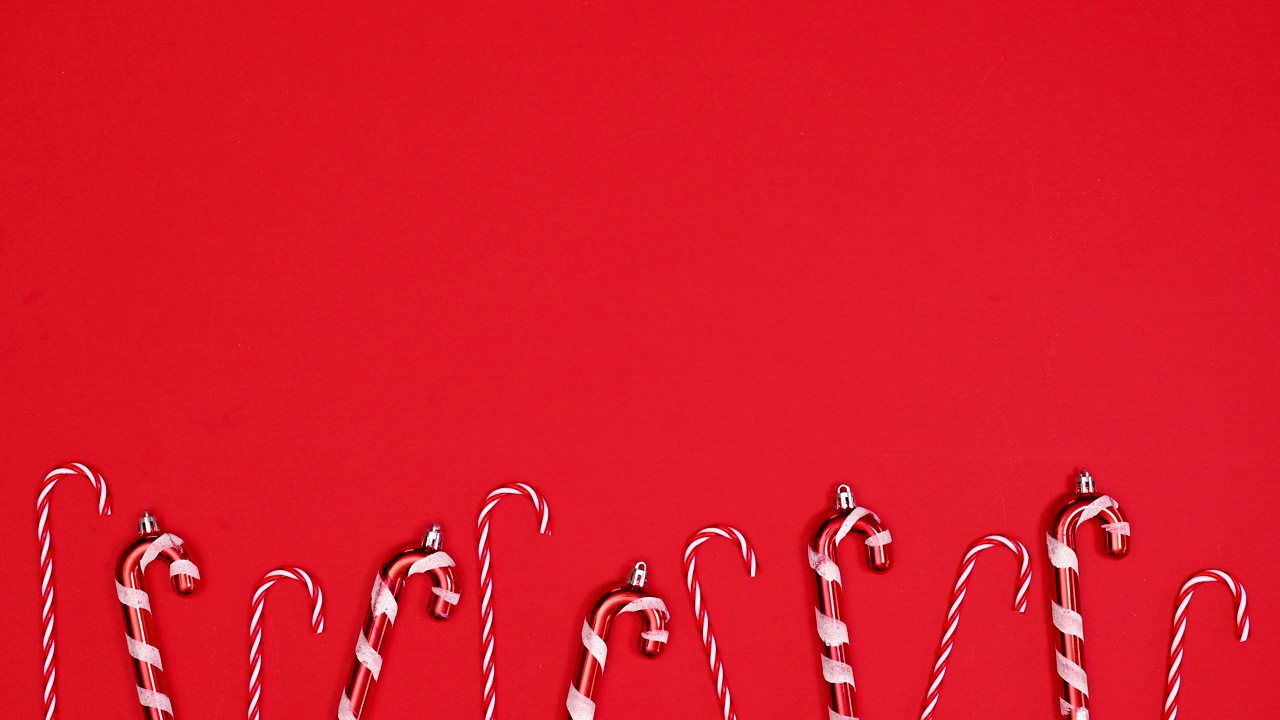 圣诞复制空间贺卡的红色背景与拐杖糖出现和移动。停止运动视频下载