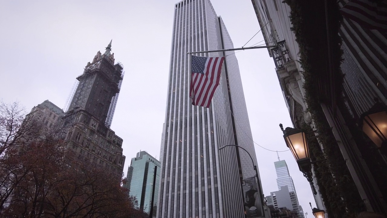第五大道和58街交界处的美国国旗视频下载
