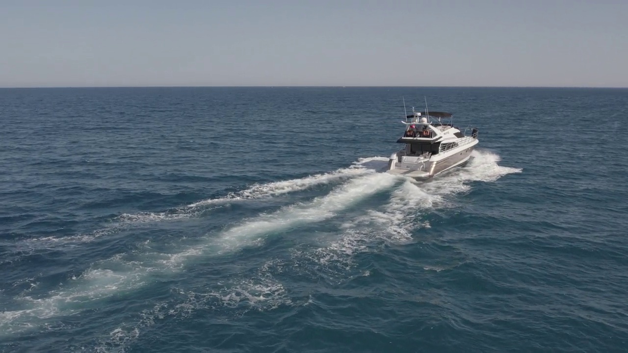 在海中的豪华船后面跟着左后方的无人机。视频下载