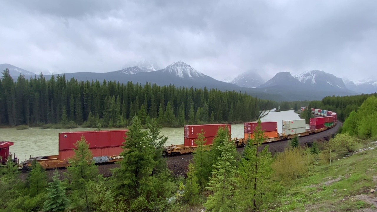 秋天，加拿大落基山脉班夫国家公园，火车经过著名的弓谷弯道。视频下载