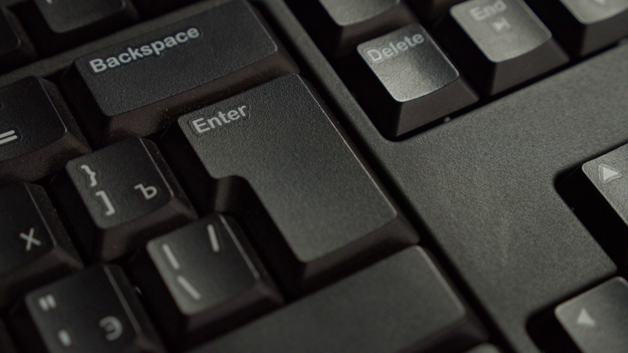 蓝色指甲的女性手指按键盘上的Enter键视频素材