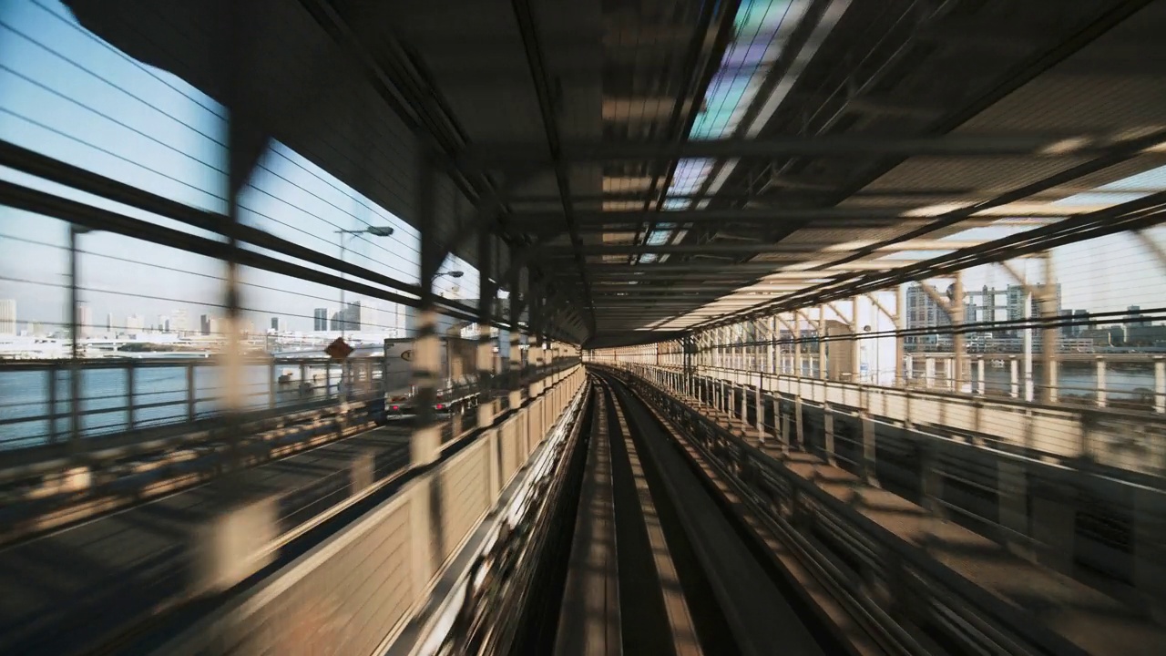 [第4/6部分]日本东京，由里美线自动列车向前通过彩虹桥到台场的视角。先进的交通系统，亚洲旅游，交通技术理念视频下载