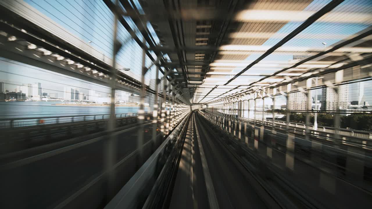 [第6/6部分]日本东京，由里美线自动列车向前通过彩虹桥到台场的视角。先进的交通系统，亚洲旅游，交通技术理念视频下载