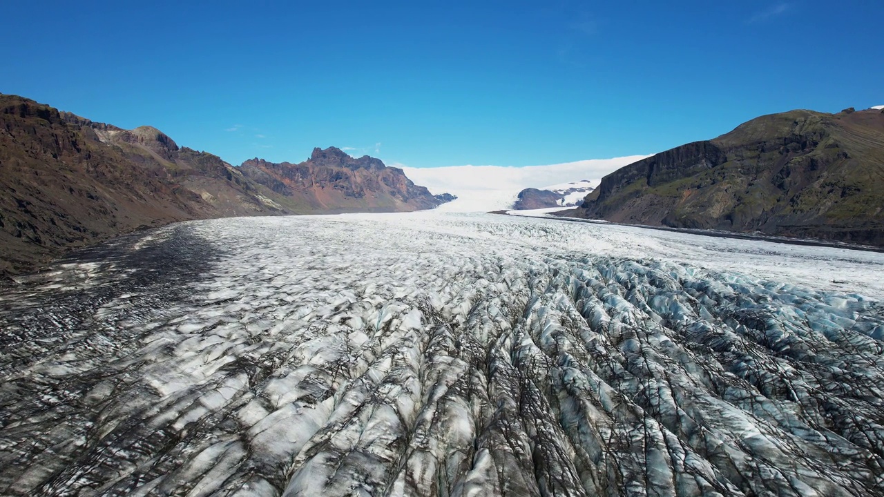 瓦特纳冰川是冰岛最大、体积最大的冰盖冰川。视频下载