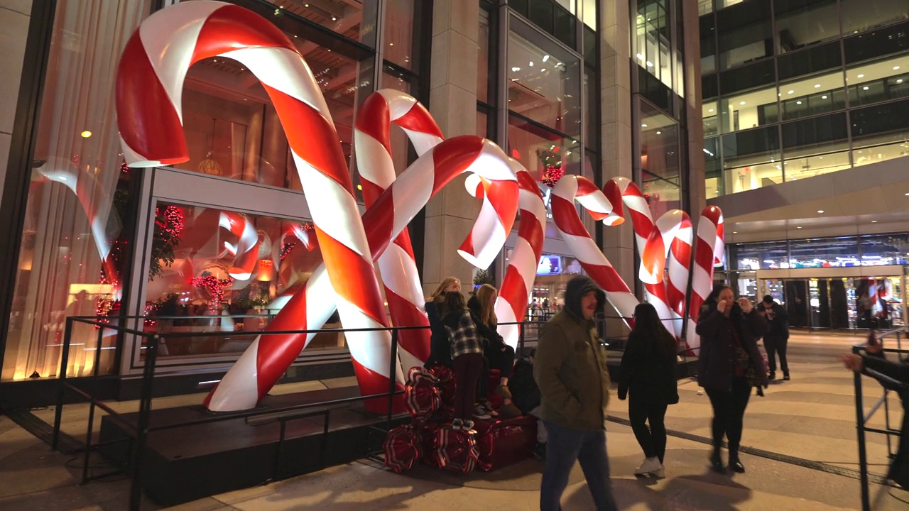 2022年，拐杖糖和圣诞装饰品在纽约第六大道展出视频下载