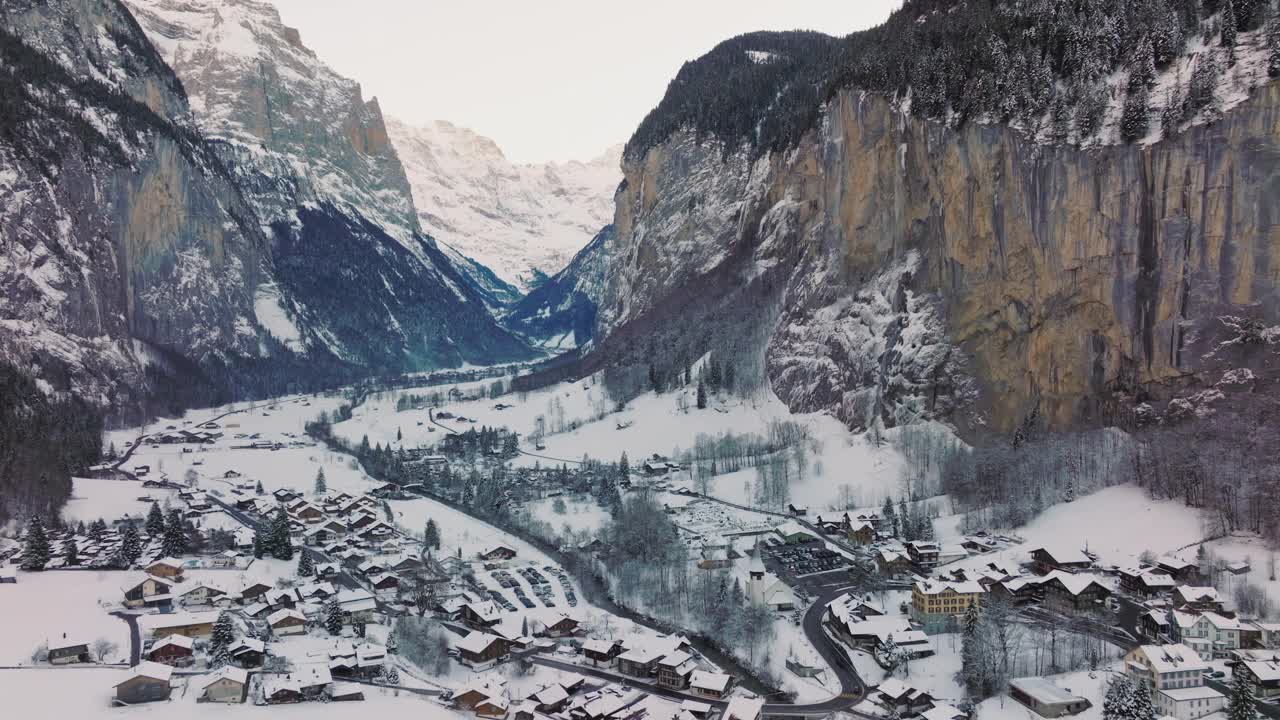 在下雪的冬天，航拍Lauterbrunnen村。茵特拉肯,瑞士。视频下载