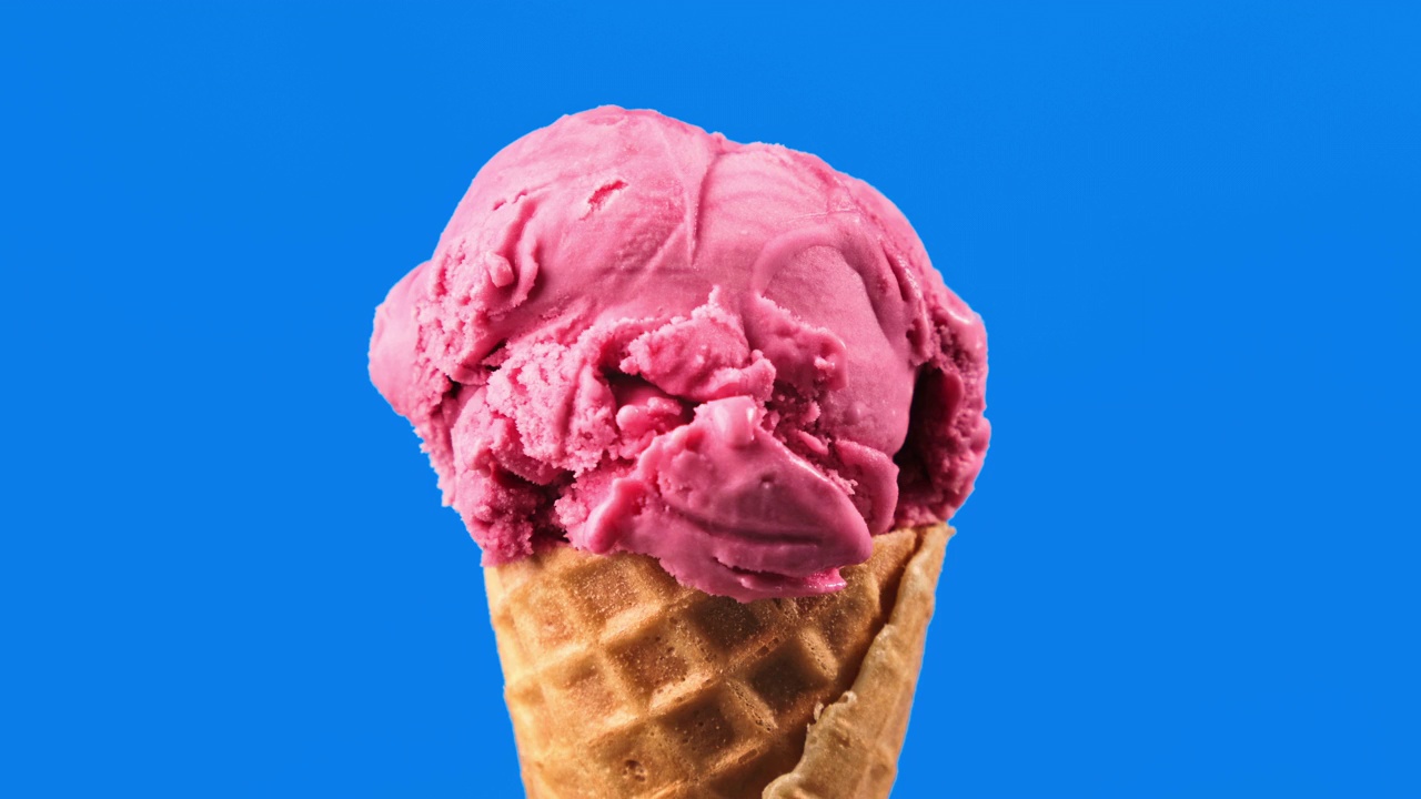 不同颜色的冰淇淋在蓝色背景下变化。定格冰淇淋视频下载