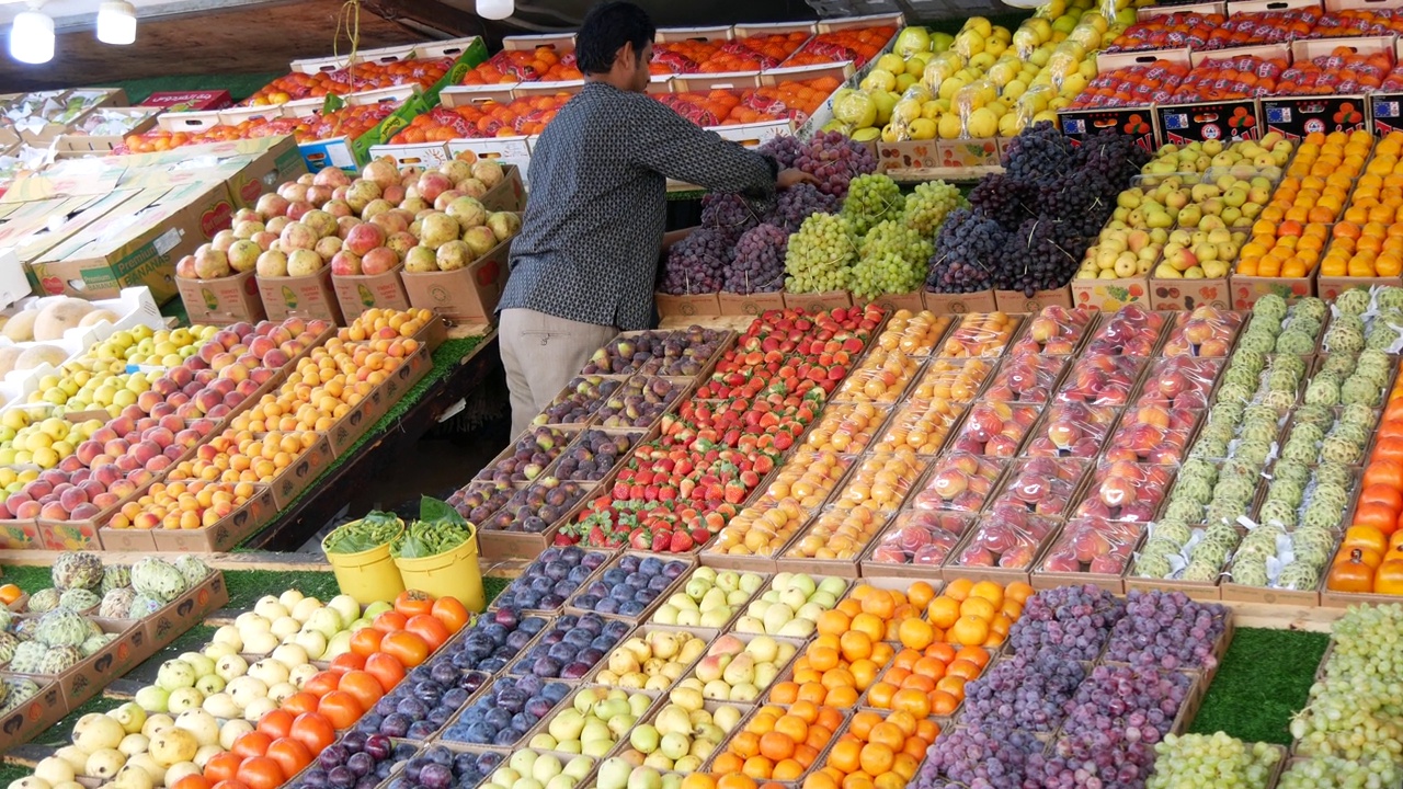 沙特阿拉伯塔伊夫的传统水果市场。视频下载