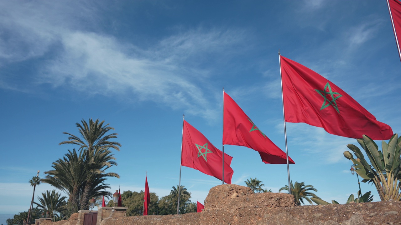 老城城堡建筑上的蓝色天空摩洛哥国旗视频下载