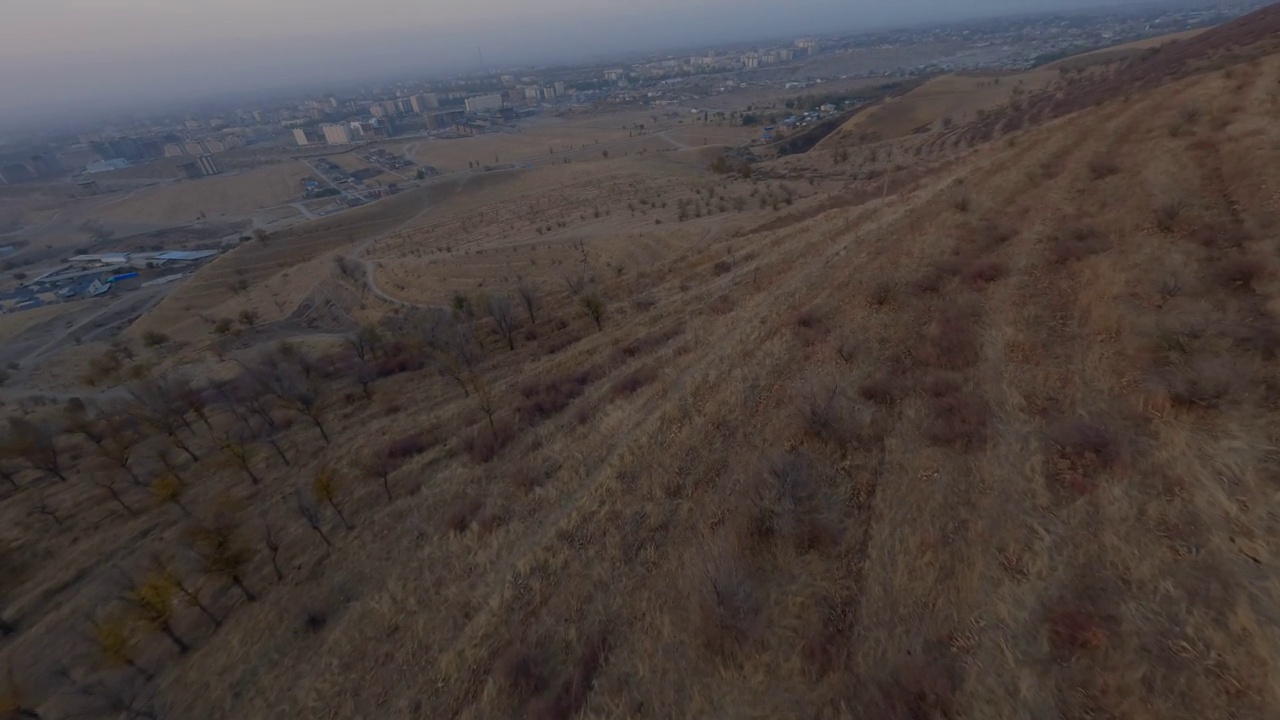 Fpv无人机低动态飞行山野城市郊区秋春山水城市农村视频下载