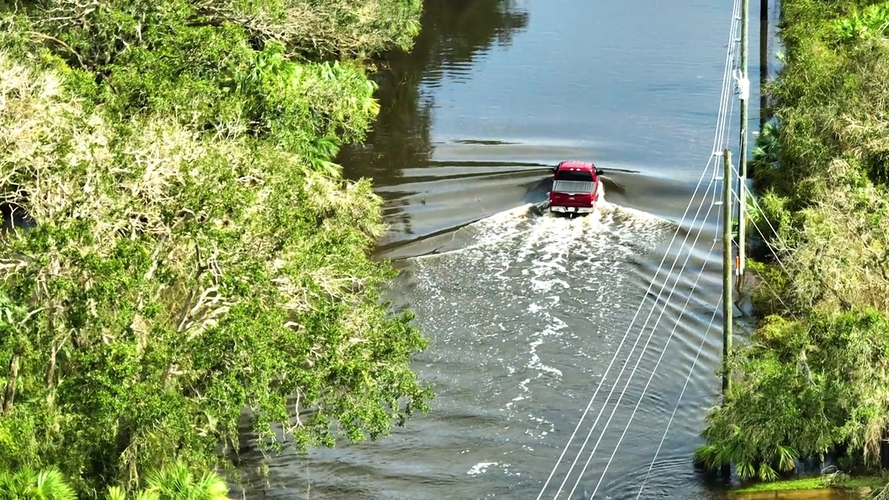 美国街道被移动车辆淹没，佛罗里达居民区被水房子包围。伊恩飓风自然灾害的后果视频素材