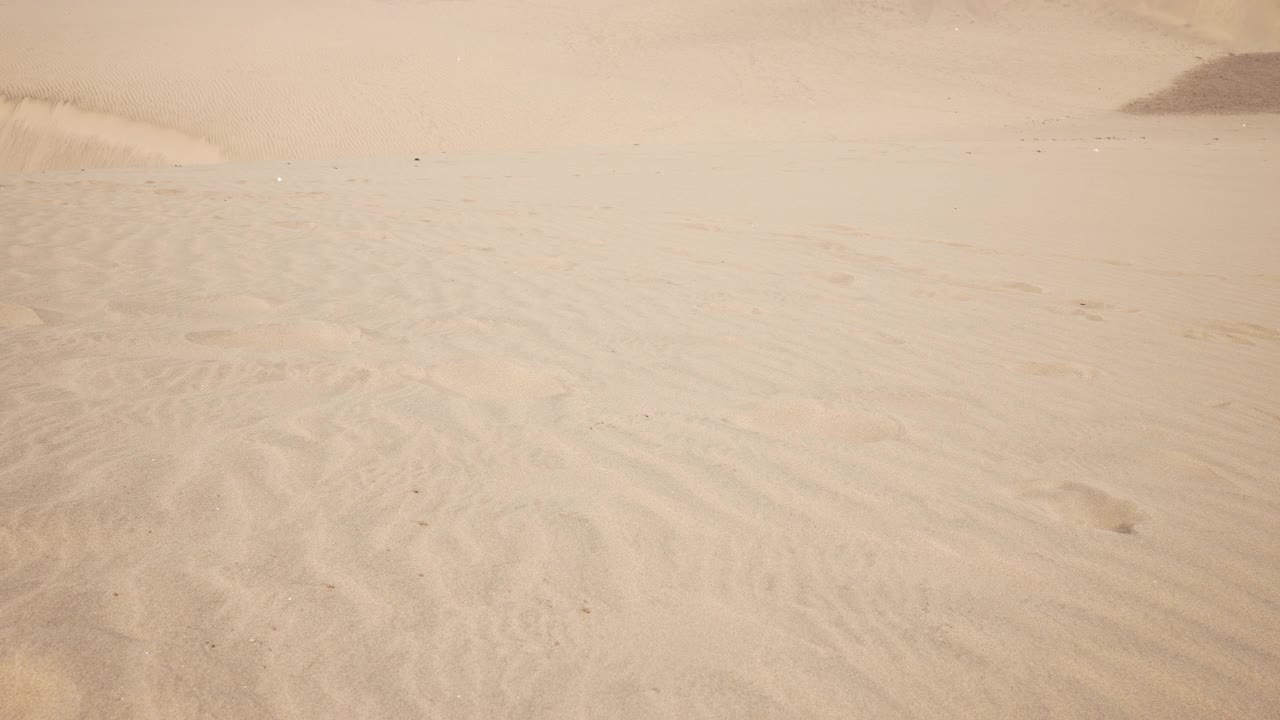 《Maspalomas》中的沙丘、蓝天和背后的山视频下载