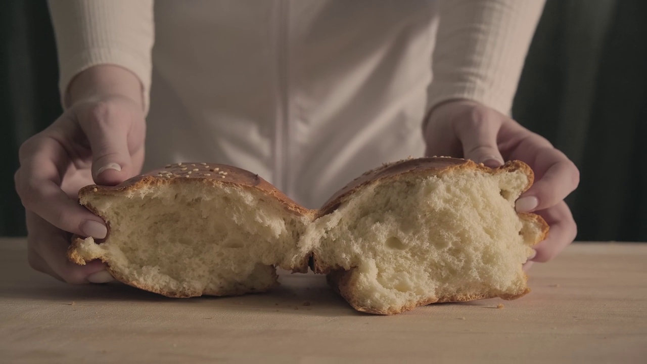 手撕裂打破新鲜烤脆面包，近距离，面包店视频下载
