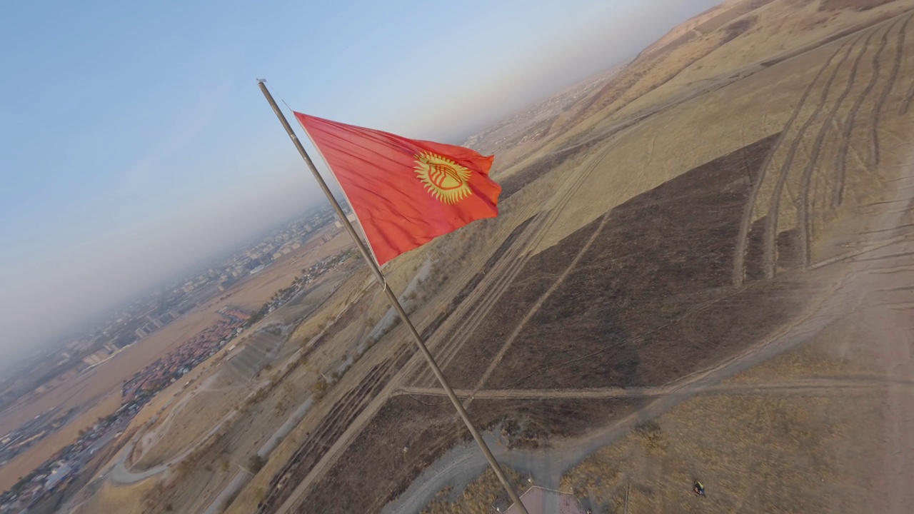 日落时分，沙漠山谷中飘扬的吉尔吉斯斯坦山顶自然风光鸟瞰视频下载