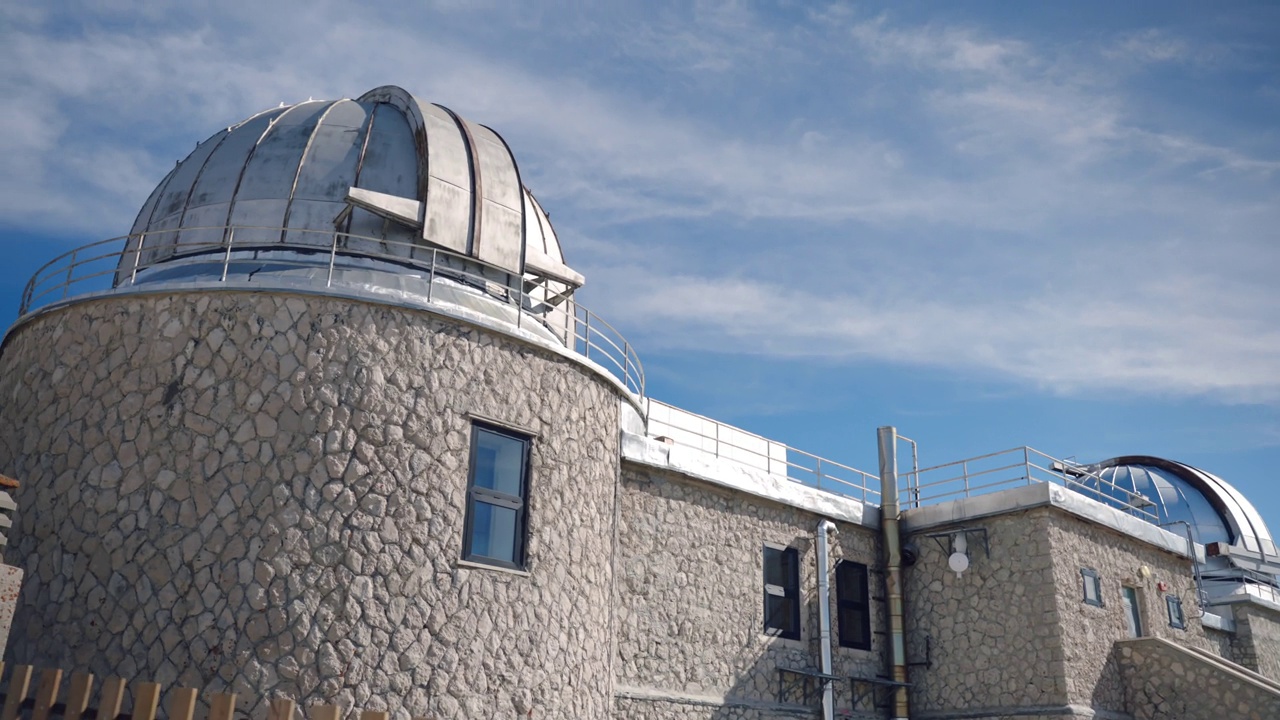 天文台大楼设有圆顶，用于外太空研究，观测站位于山脚下，传输重要信息数据，天文台望远镜探索太空视频下载