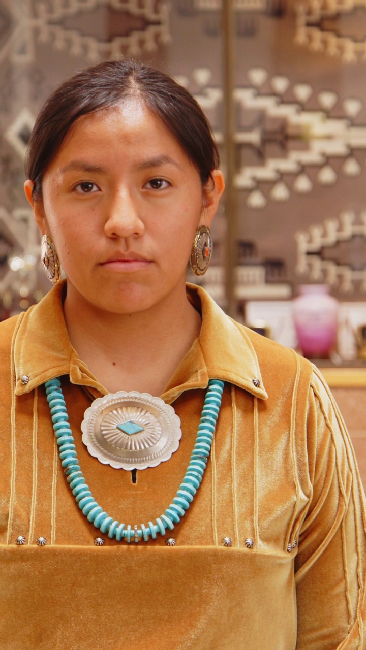 传统的纳瓦霍女人视频素材