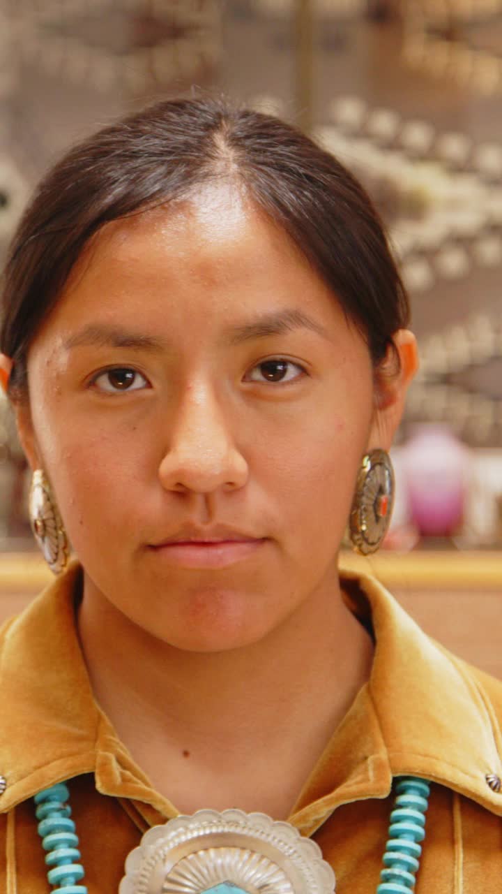 传统的纳瓦霍女人视频素材