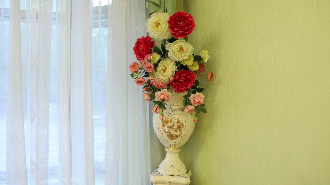 大型装饰花瓶，室内有红白相间的花朵视频下载