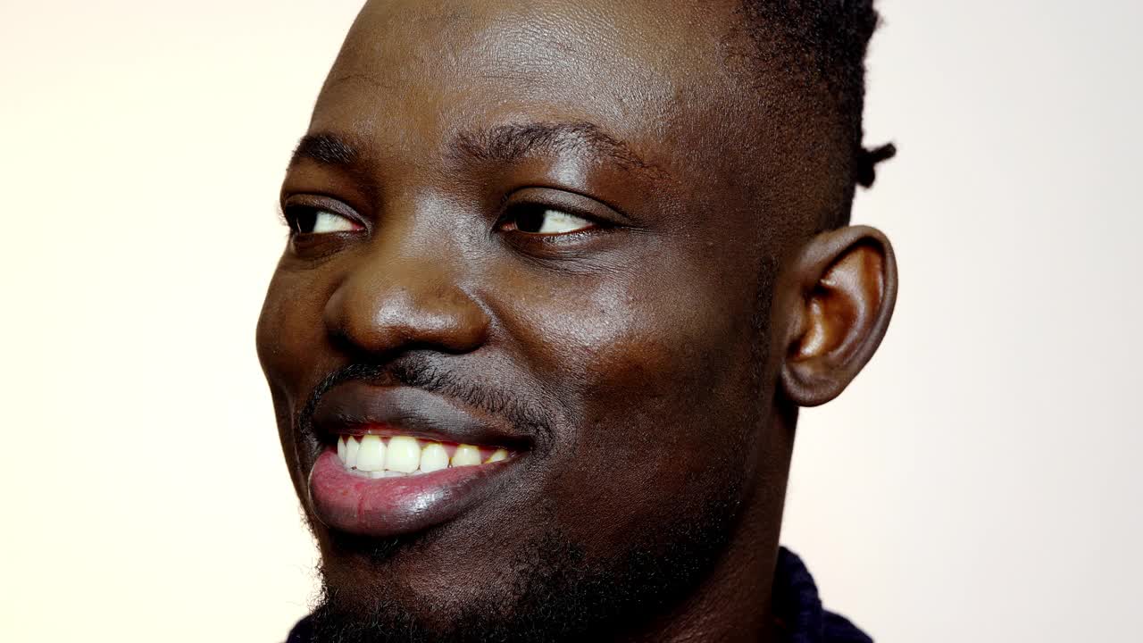 白色背景下微笑的年轻非洲男子的特写视频素材