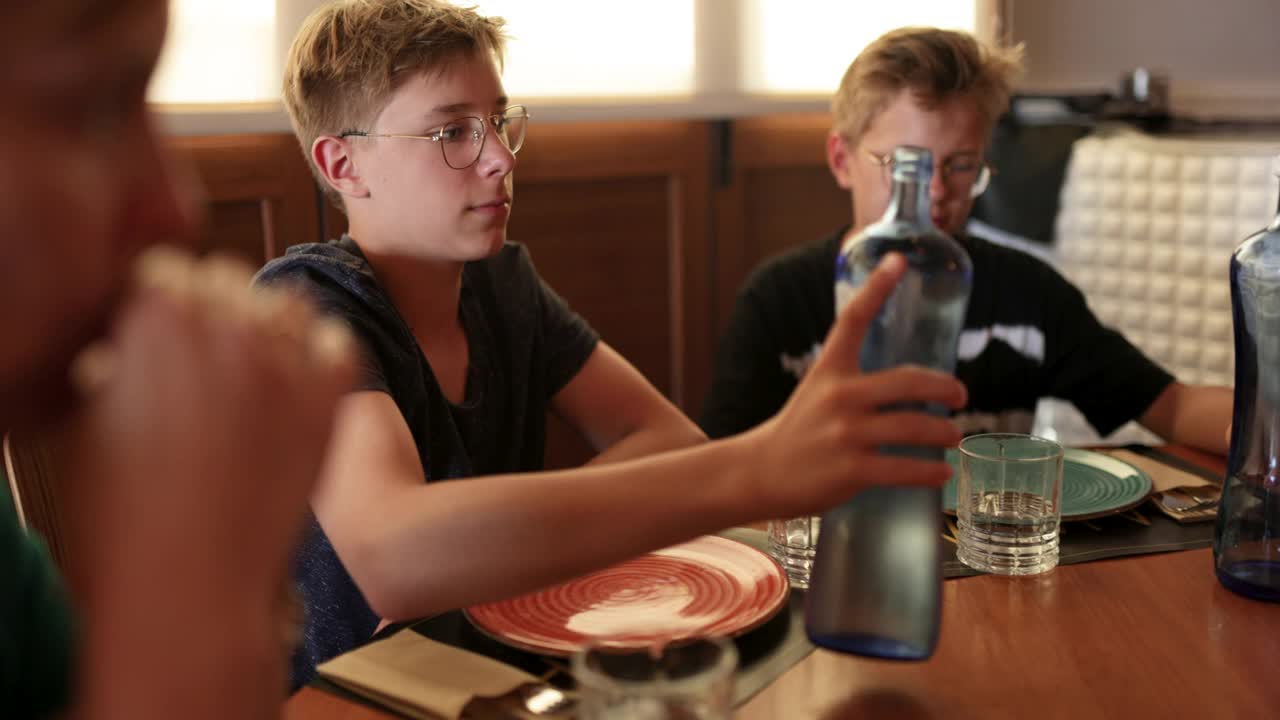 十几岁的男孩在餐厅等着点餐视频素材