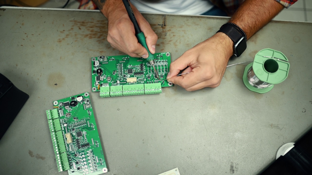 在专业车间工作的电子工程师，负责锡焊零件视频下载
