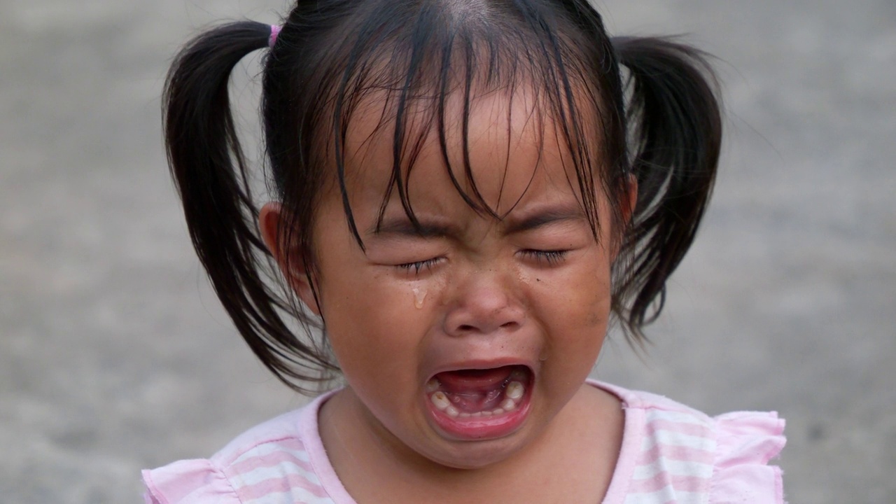 一个亚洲女孩在镜头前哭泣。视频下载