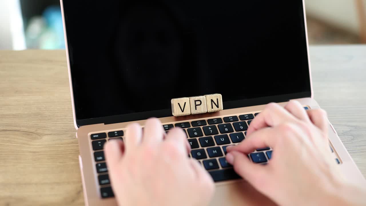 带有铭文vpn和键盘上的手的木制立方体视频下载