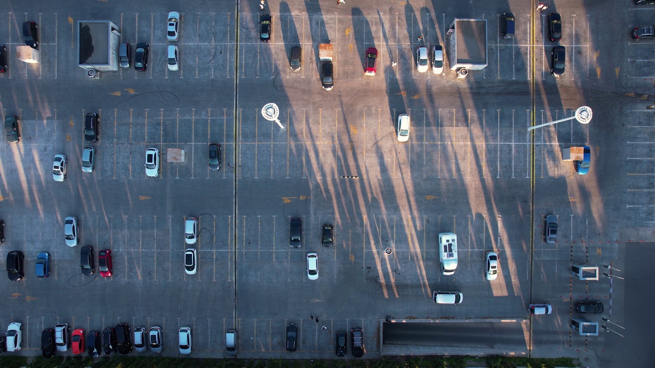 停车场上的汽车鸟瞰图视频素材